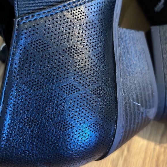 Dr. Scholl’s Black Short Booties w/ Memory Foam & Subtle Geometric Design- 7.5M - Picture 14 of 15